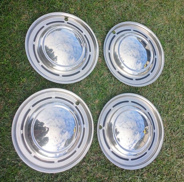 Austin 1800 hub cap set